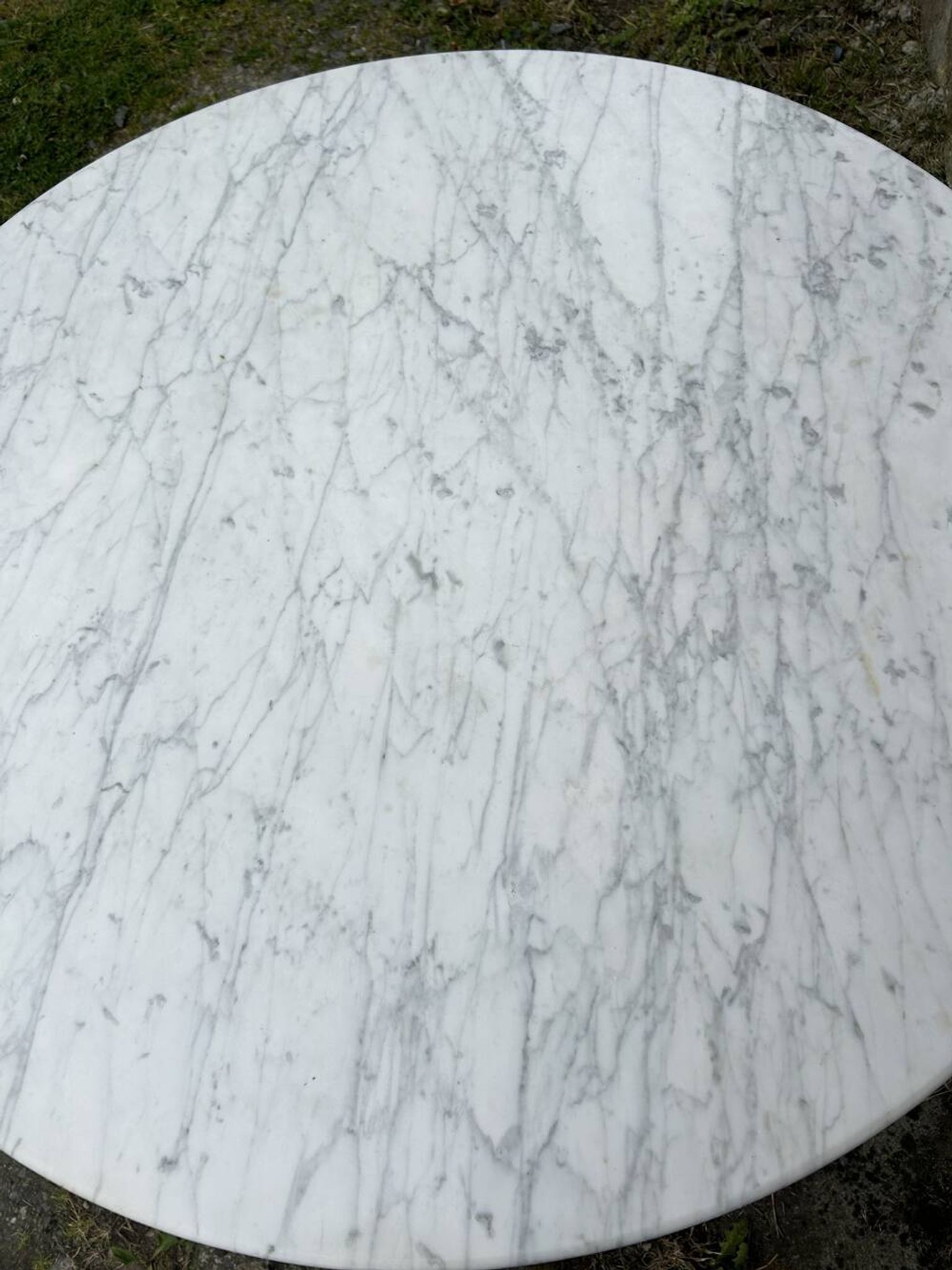 Tulip-shaped table with beveled calacata marble top, 1970s edition