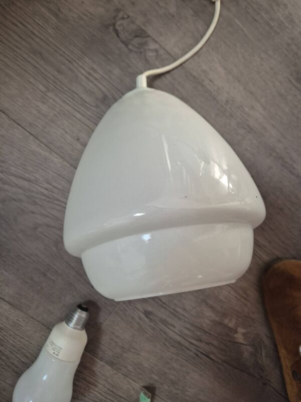 luminaire suspension vintage année 60 70 en opaline blanche rosace