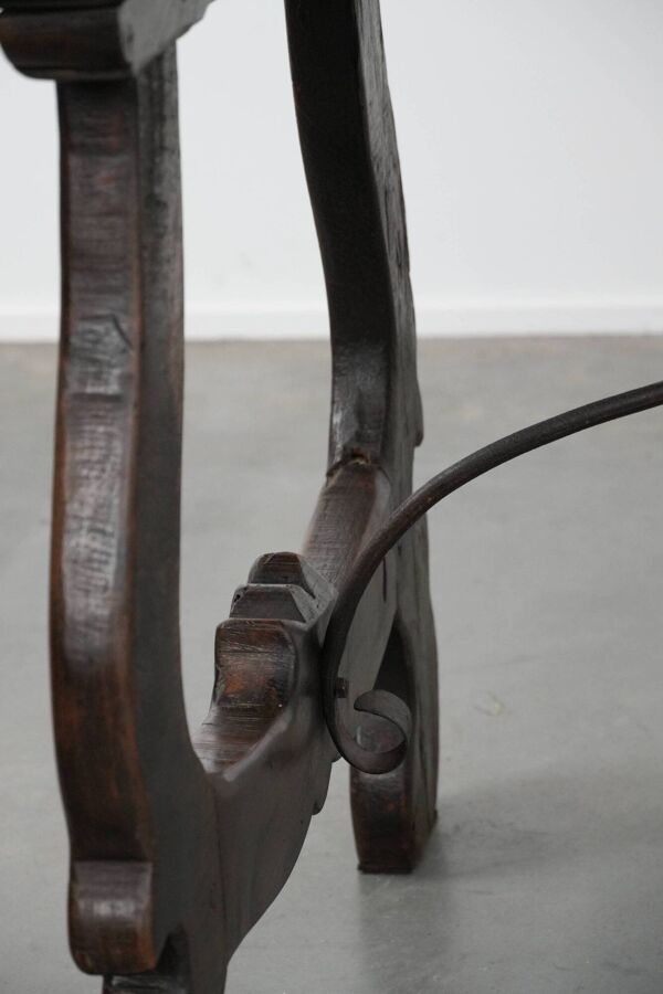 Table espagnole antique du début du XVIIIe siècle avec un pied en fonte.