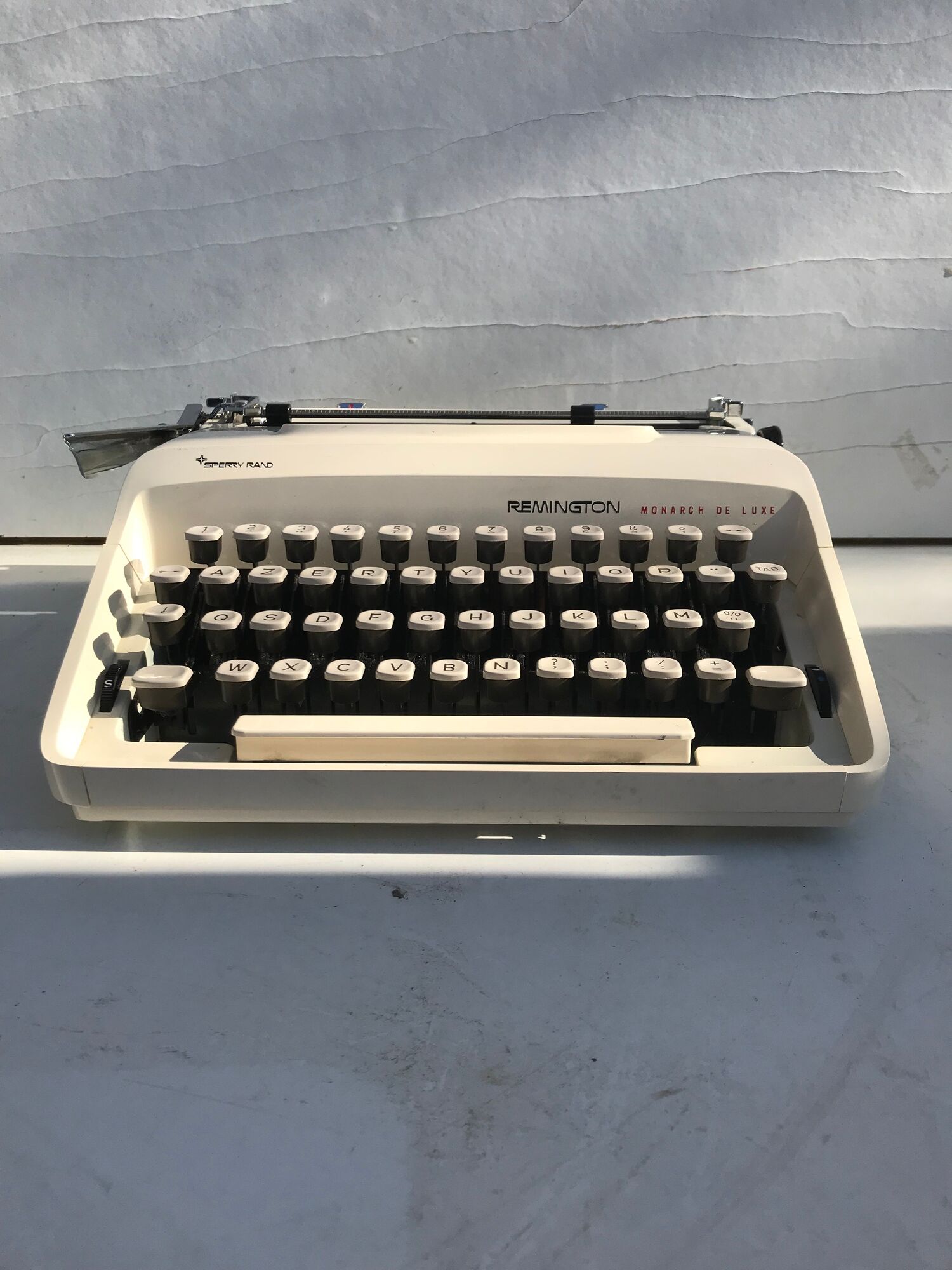 Machine à écrire Remington de luxe bakélite blanc + malle grise vintage