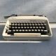 Machine à écrire Remington de luxe bakélite blanc + malle grise vintage