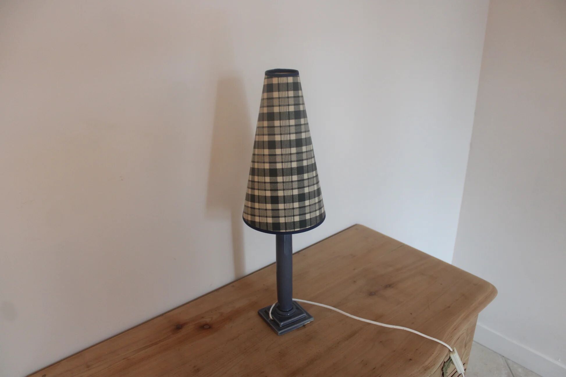 Vintage table lamp in bluish grey ceramic – Conical lampshade in Scottish tartan – 1970s/80s