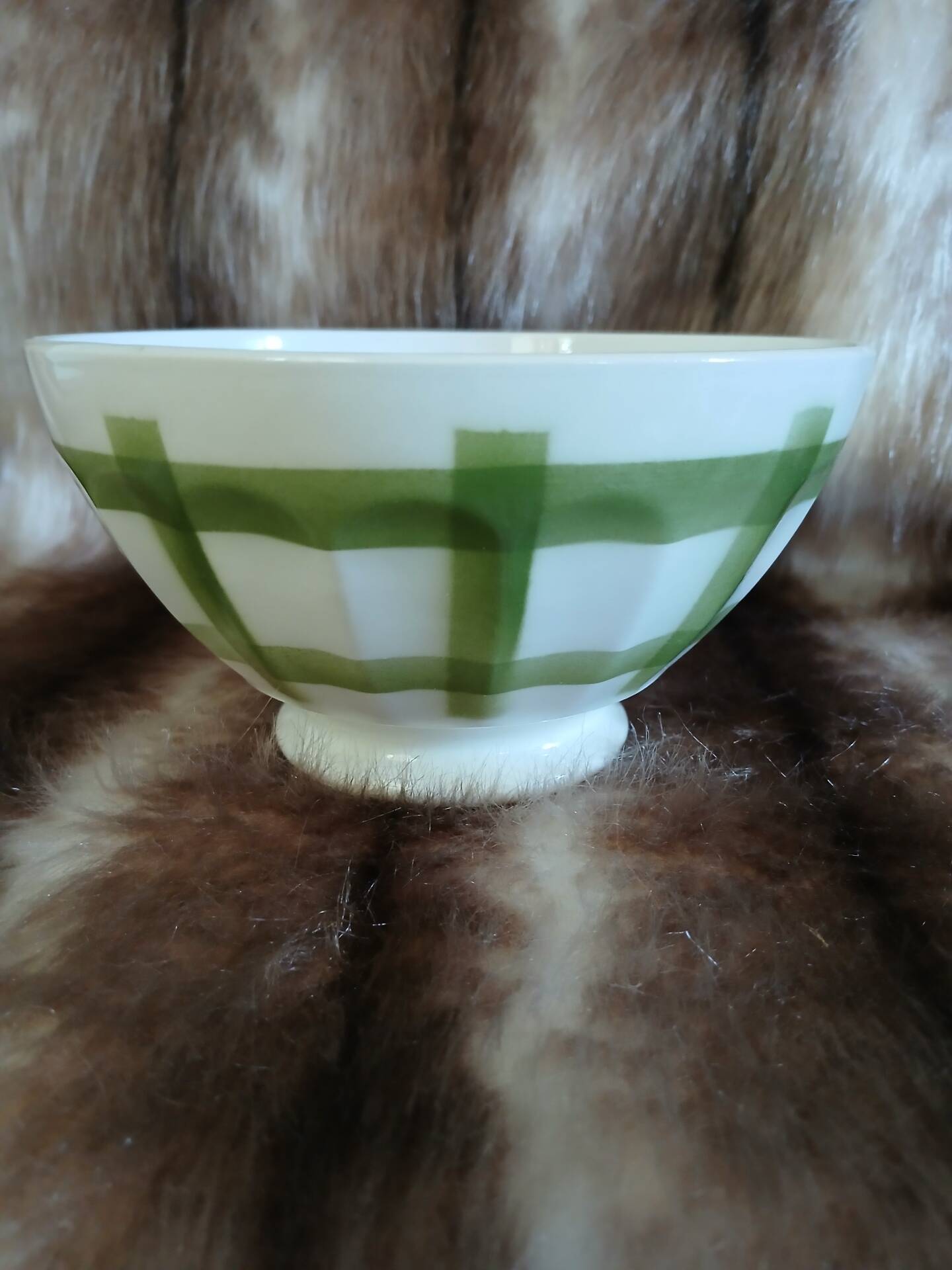 2 old model bowls tablecloth