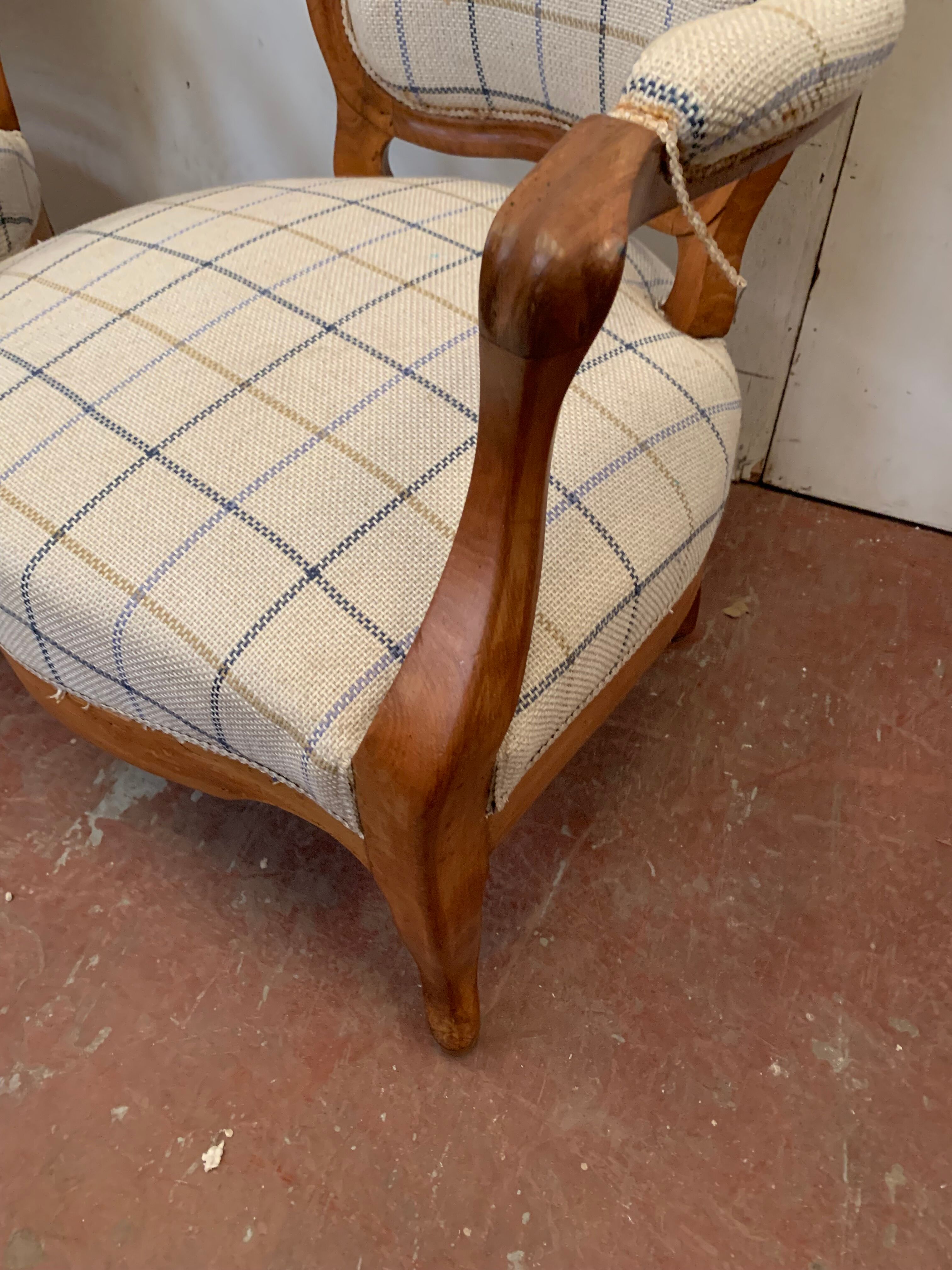Paire de fauteuils de style Louis Philippe en hêtre teinté XX siècle