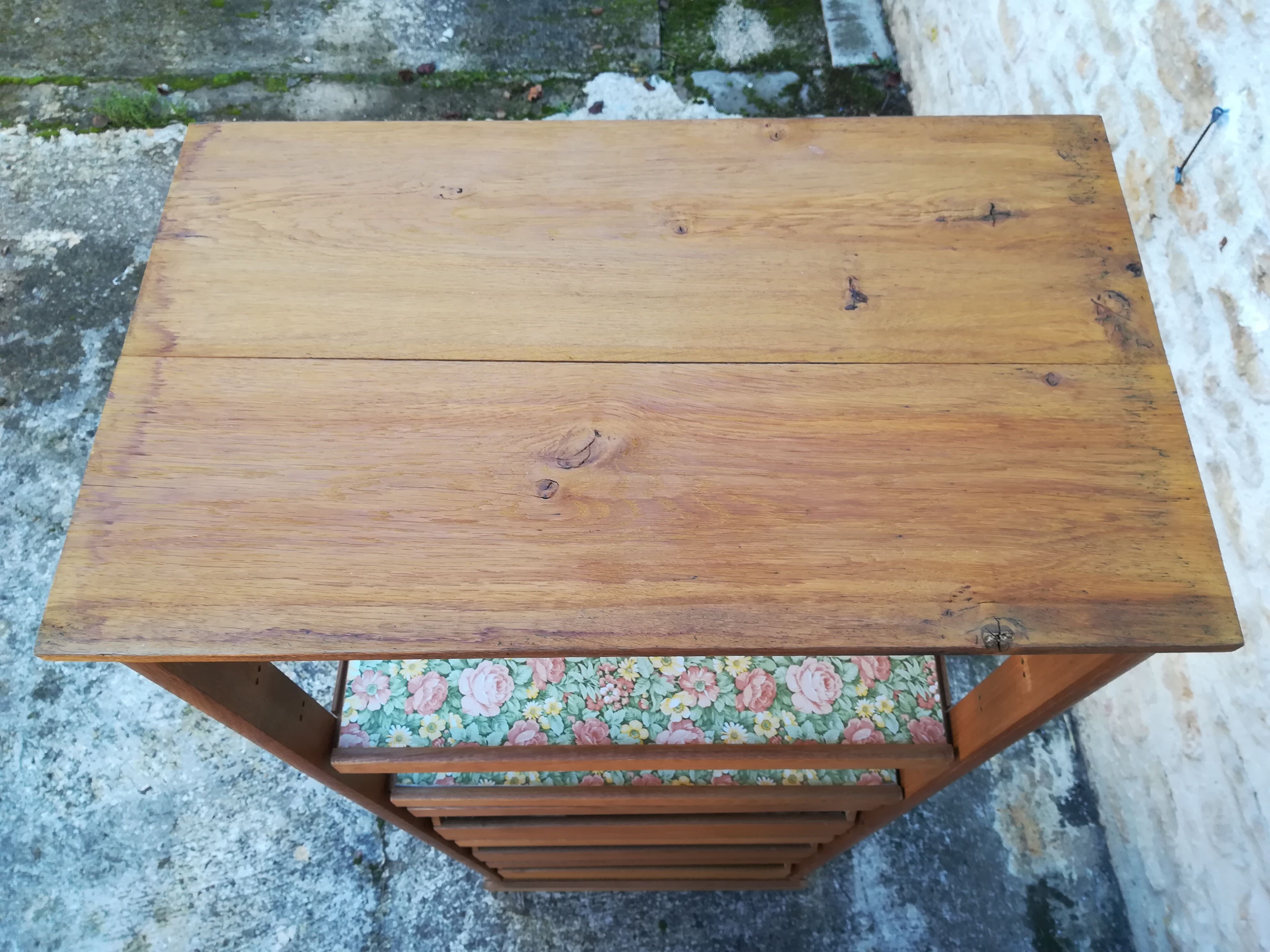 Craft furniture has drawers