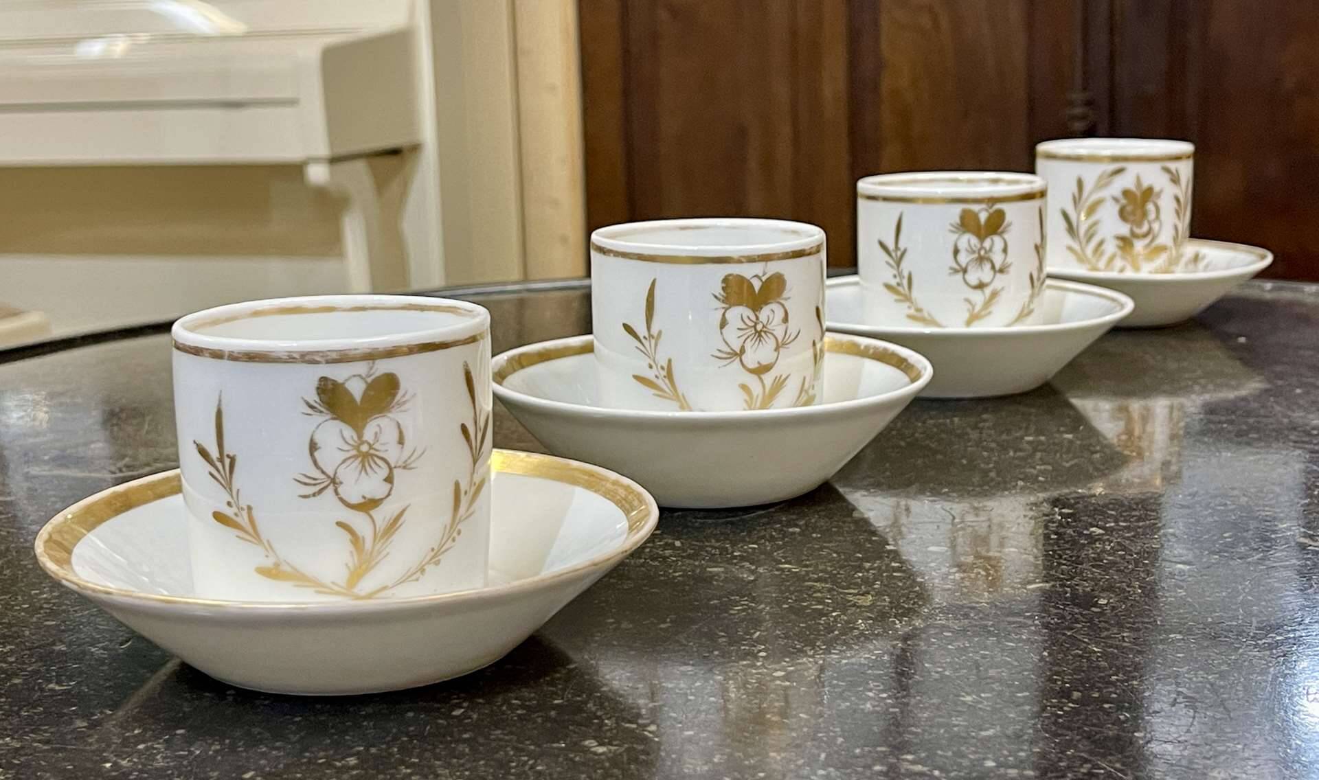 Set of 4 cups and saucers from the early 19th century in Paris porcelain