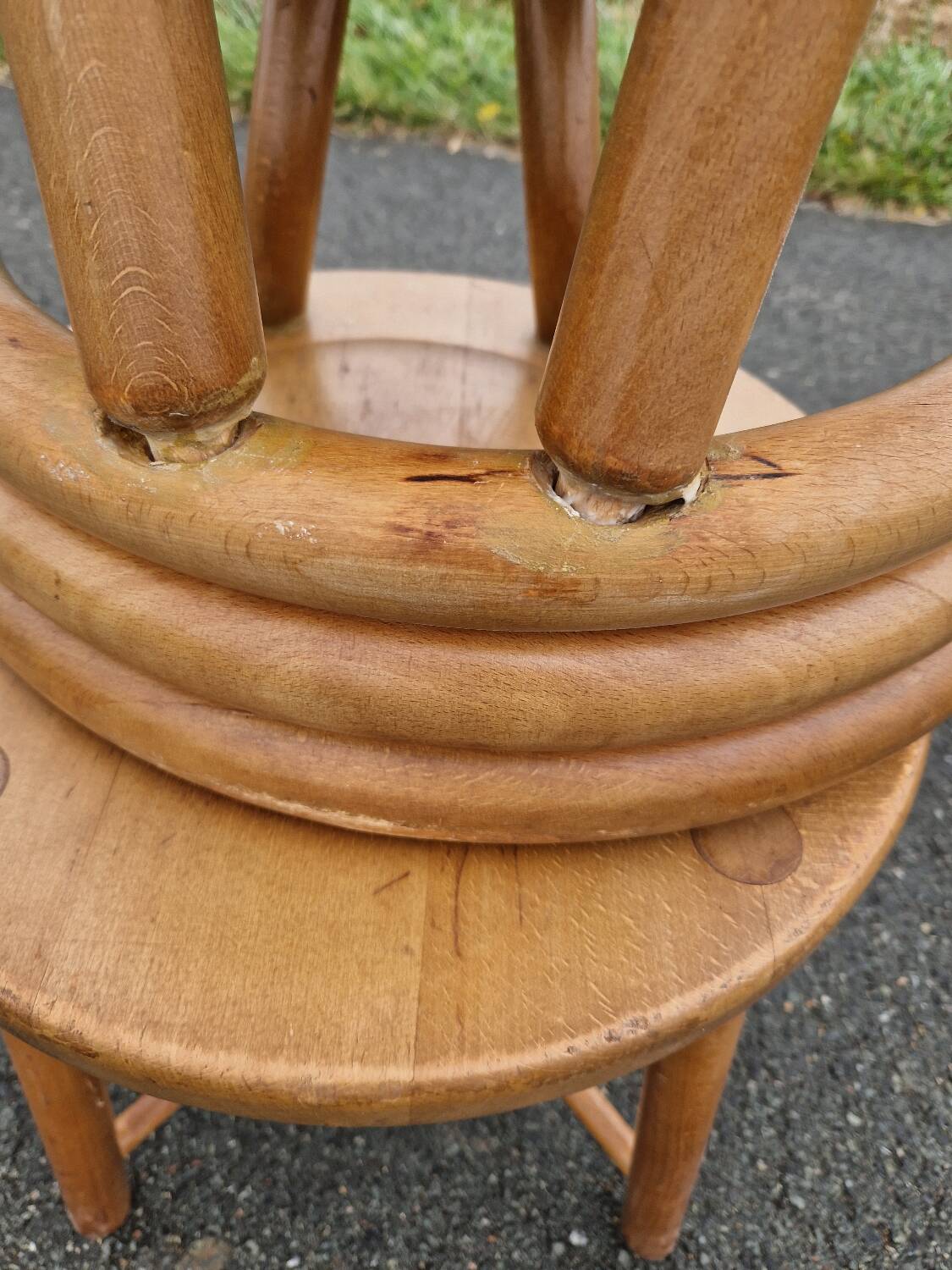 Set of 4 solid organic chairs