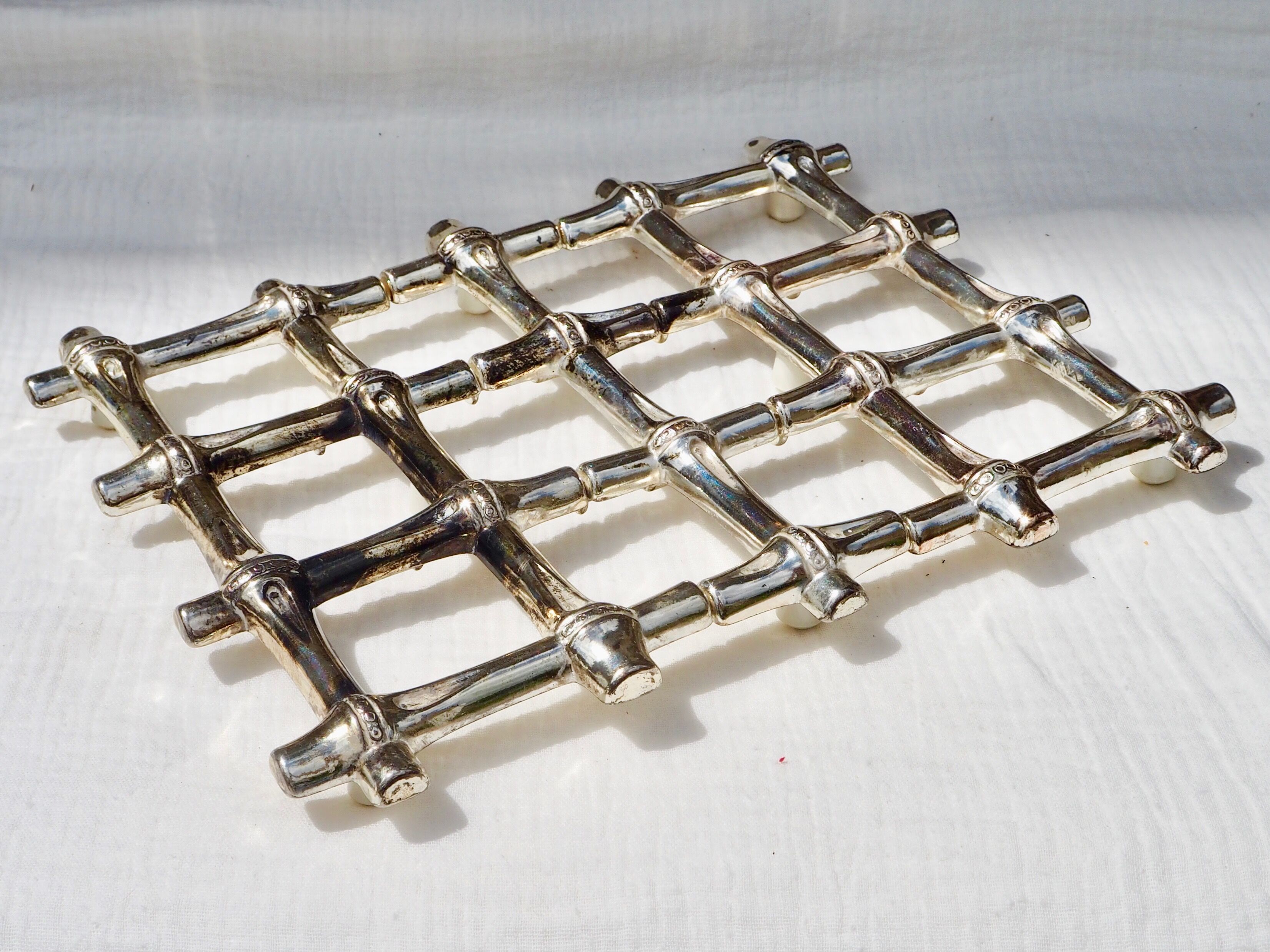 Bamboo-style silver underside