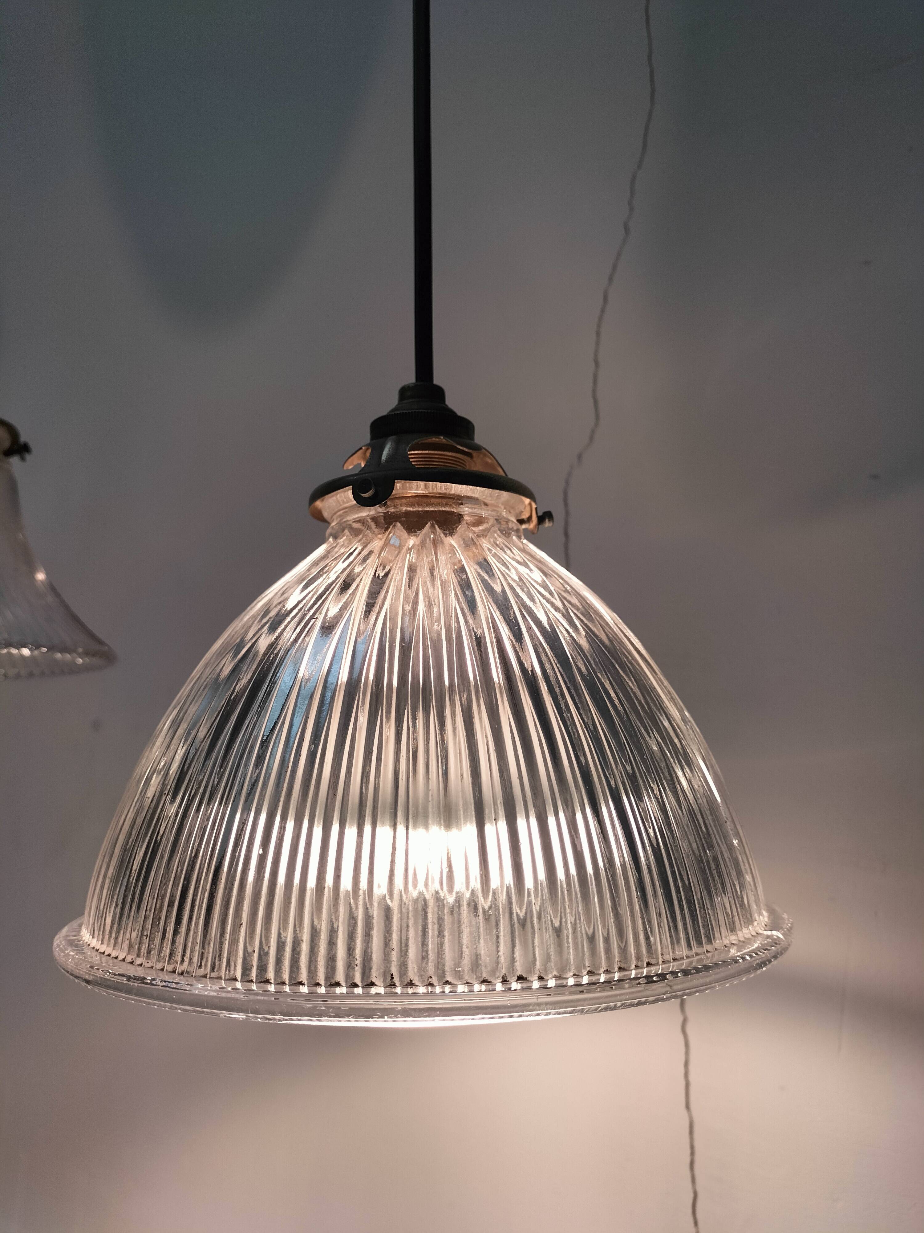 Holophane suspensions