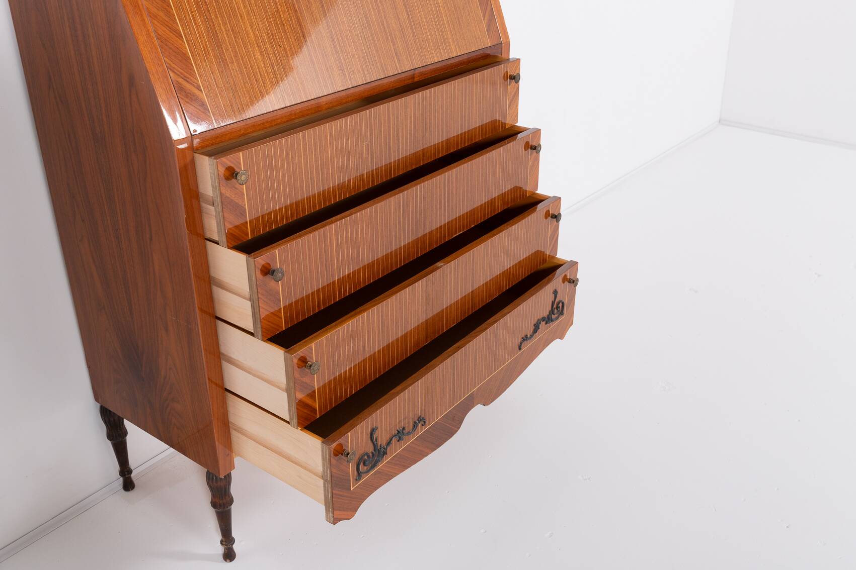 Mid-century Italian chest of drawers by Martineli, 1950