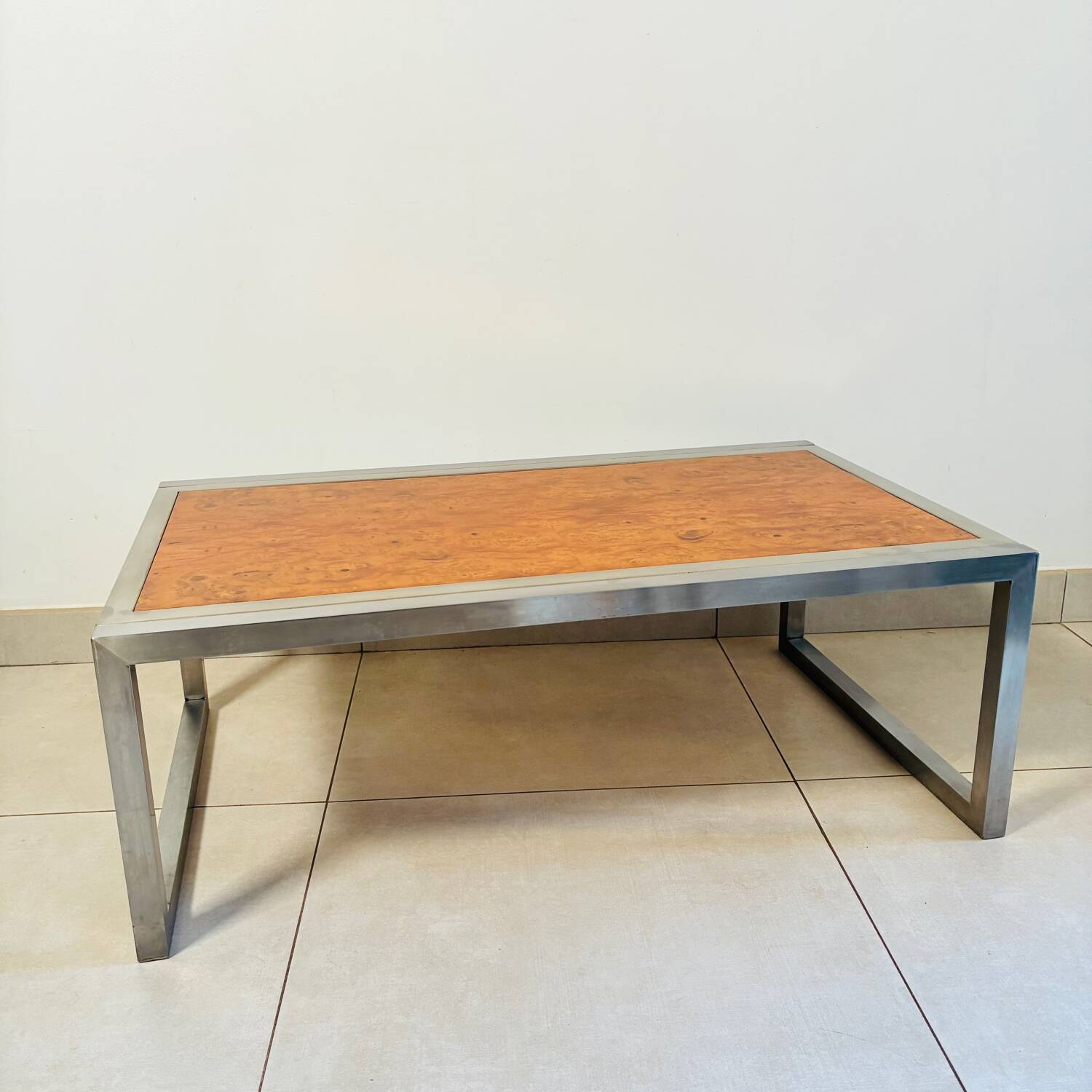 Vintage coffee table in elm burl and stainless steel base – Design 1970
