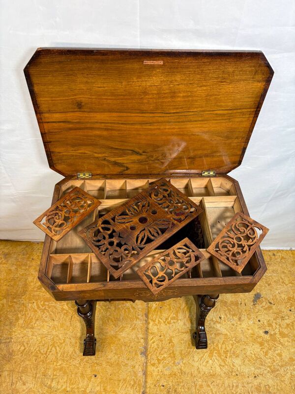 Table de couture et de travail romantique victorienne en loupe de noyer, milieu-fin du XIXe siècle