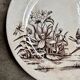 Assiette plate Tunstall en terre de fer anglaise marron et dorée, service "Amazon" vers 1880