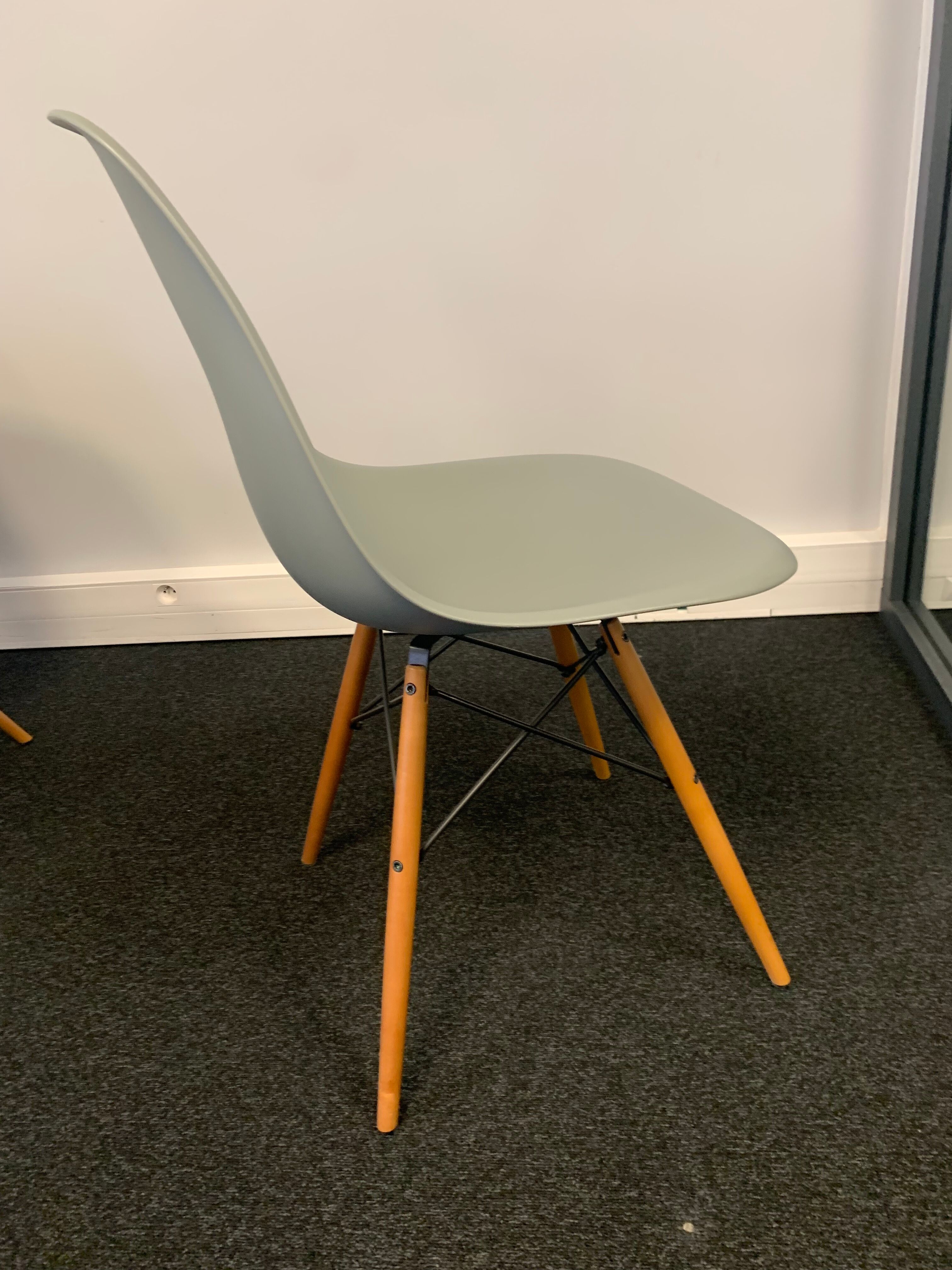 Chaise DSW par Charles & Ray Eames, Vitra (gris clair)
