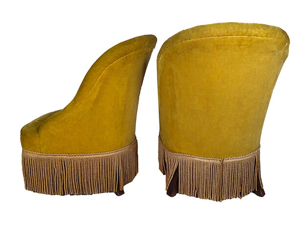 Paire de chauffeuses capitonnées velours jaune or