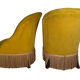 Paire de chauffeuses capitonnées velours jaune or