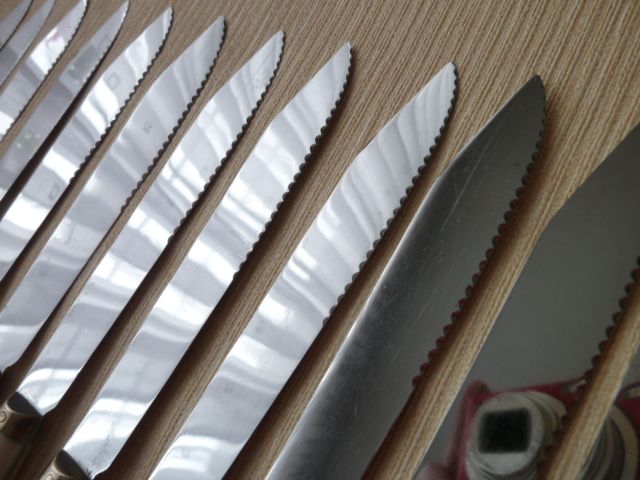 Set de 12 couteaux de table Vintage inox bakélite et laiton