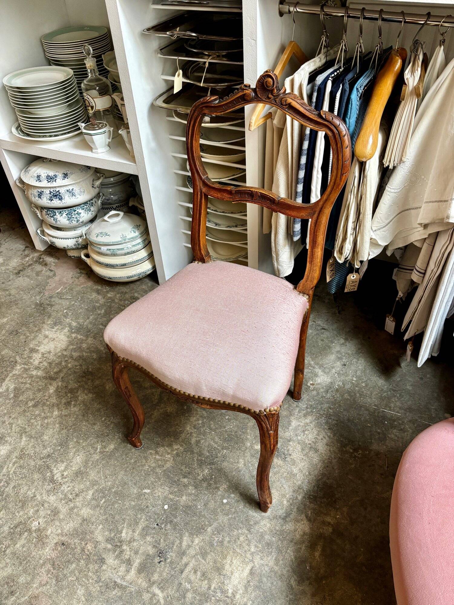 Chaise en bois ciselé et tissu rose poudré