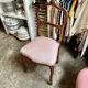 Chaise en bois ciselé et tissu rose poudré