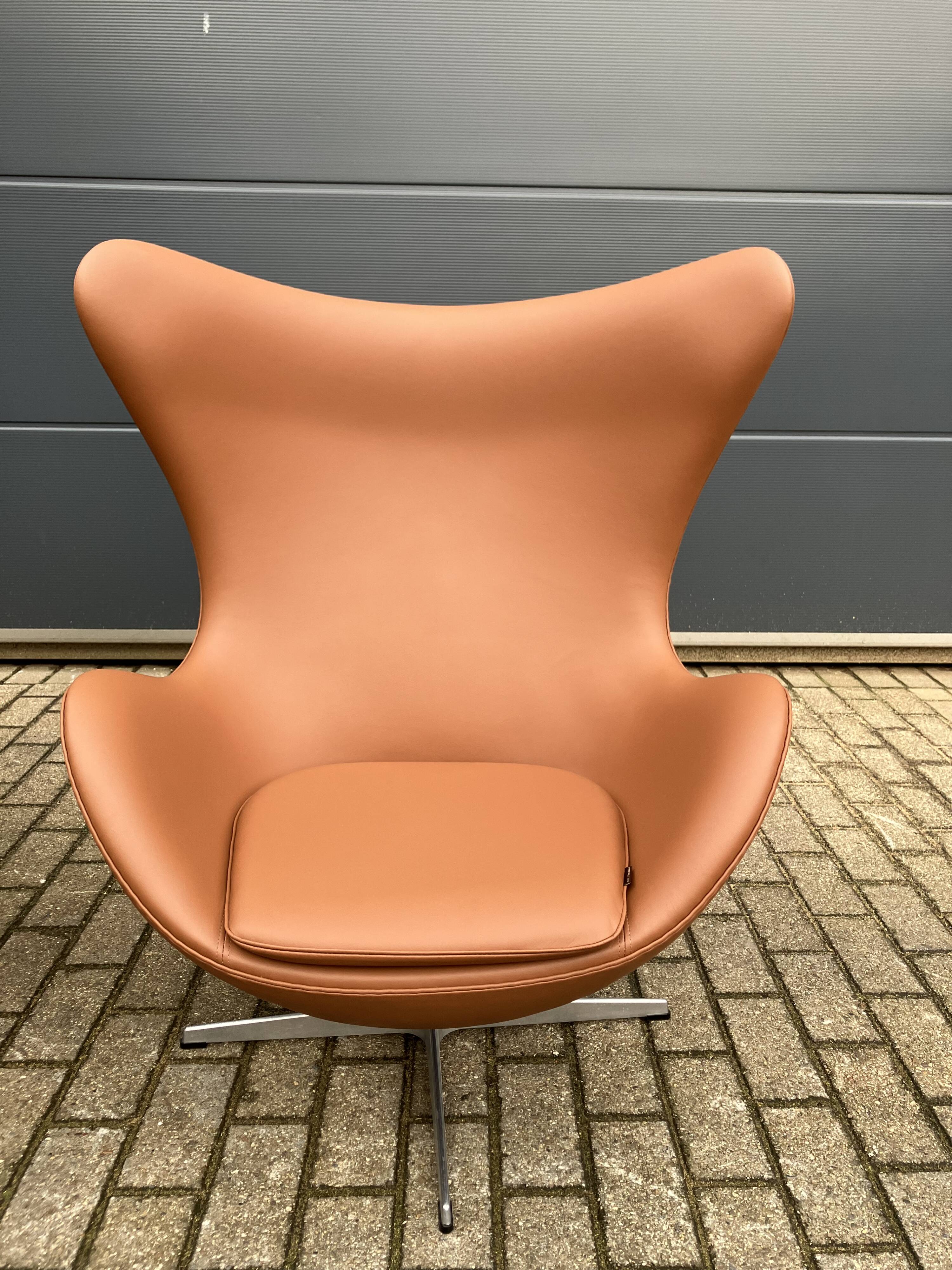 2x Fritz Hansen Egg chair by Arne Jacobsen in Cognac leather, new condition!