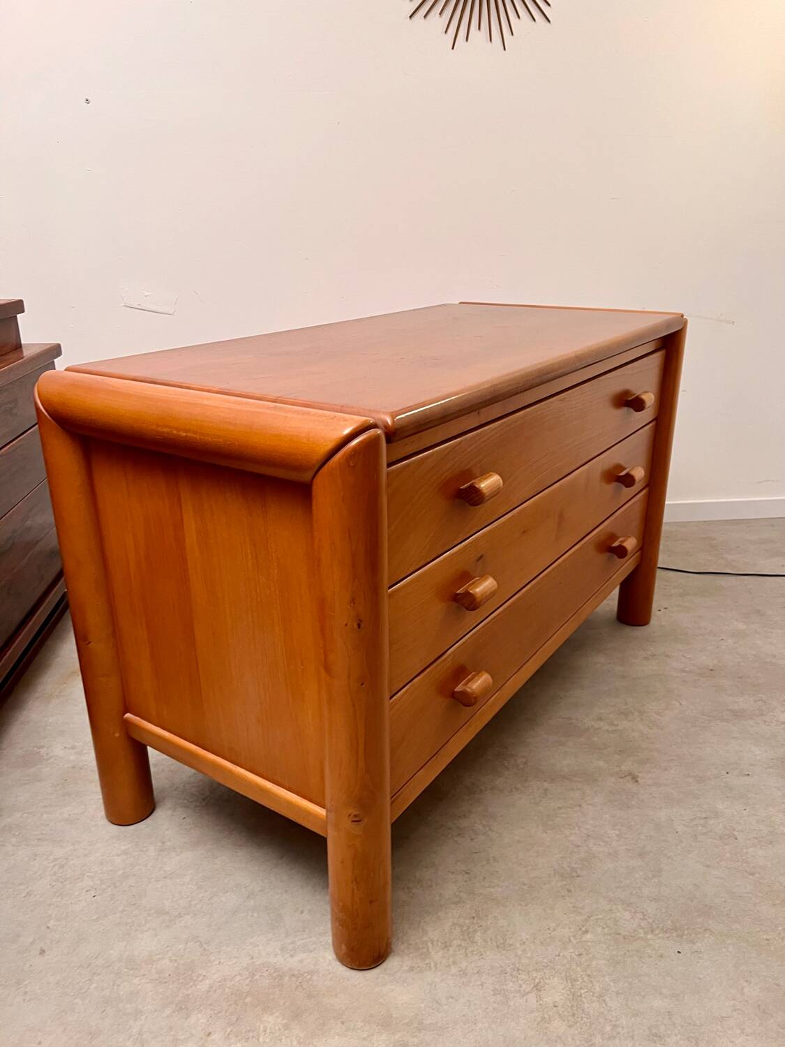 Ancienne commode 3 tiroirs en orme massif design années 70 brutaliste