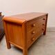 Ancienne commode 3 tiroirs en orme massif design années 70 brutaliste