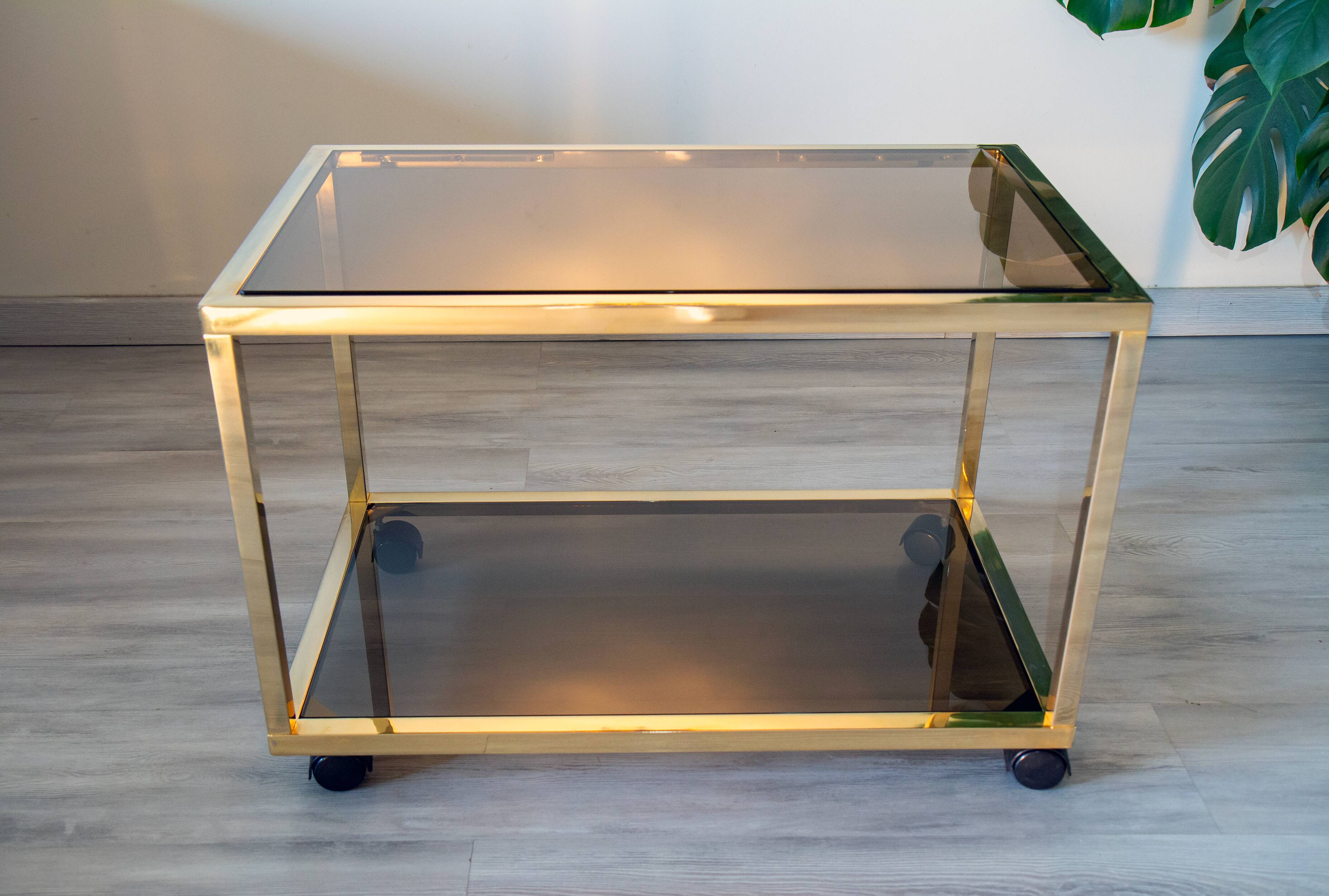 Desserte, Table d'appoint métal doré et verre fumé, 1970-80