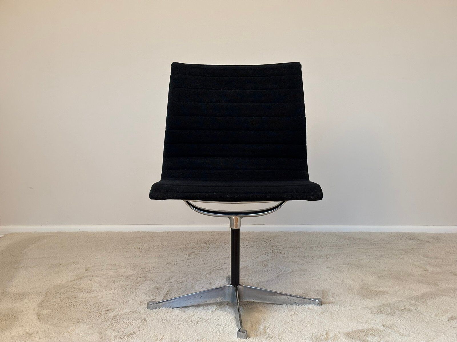 Model EA 105 aluminium swivel chair by Eames for Herman Miller, 1970s