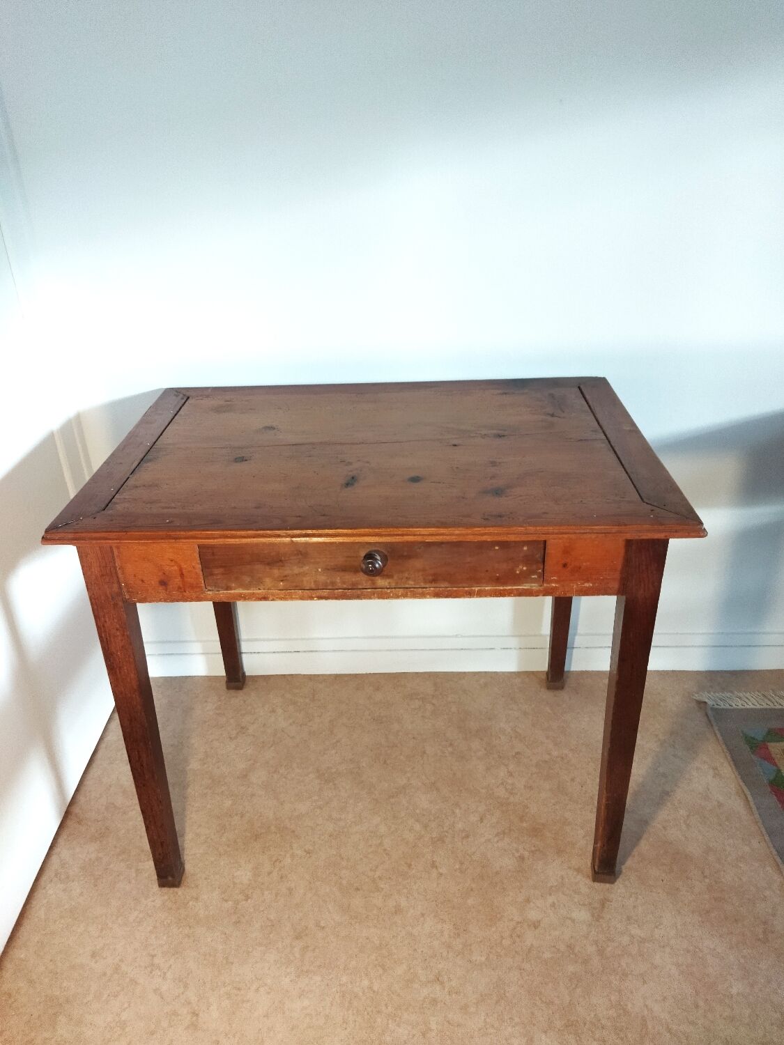 Spindle legs desk