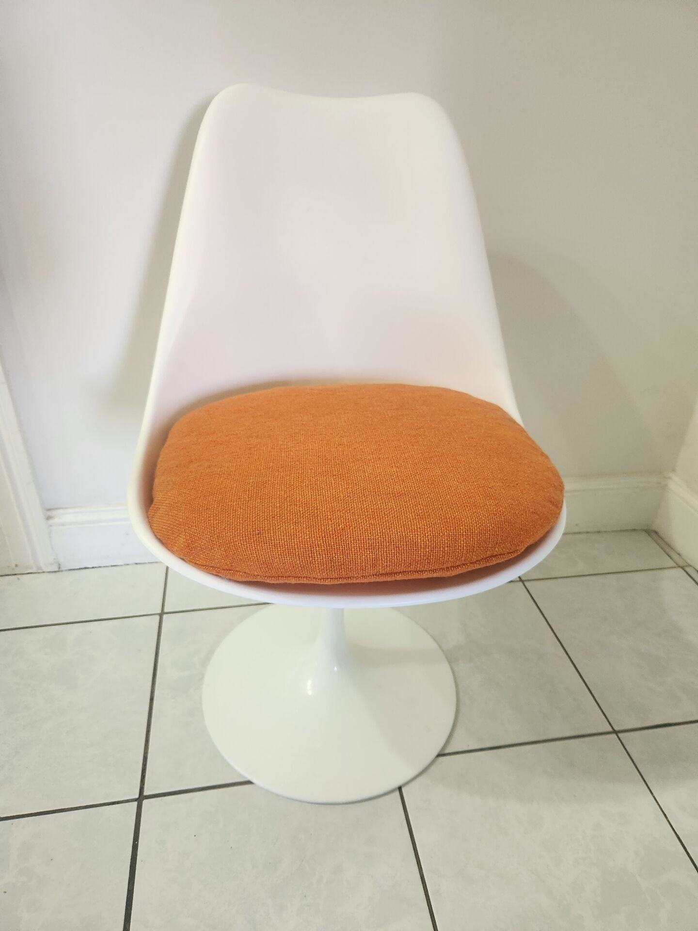 Chaise pivotante Tulip design de Eero Saarinen pour Knoll Int.