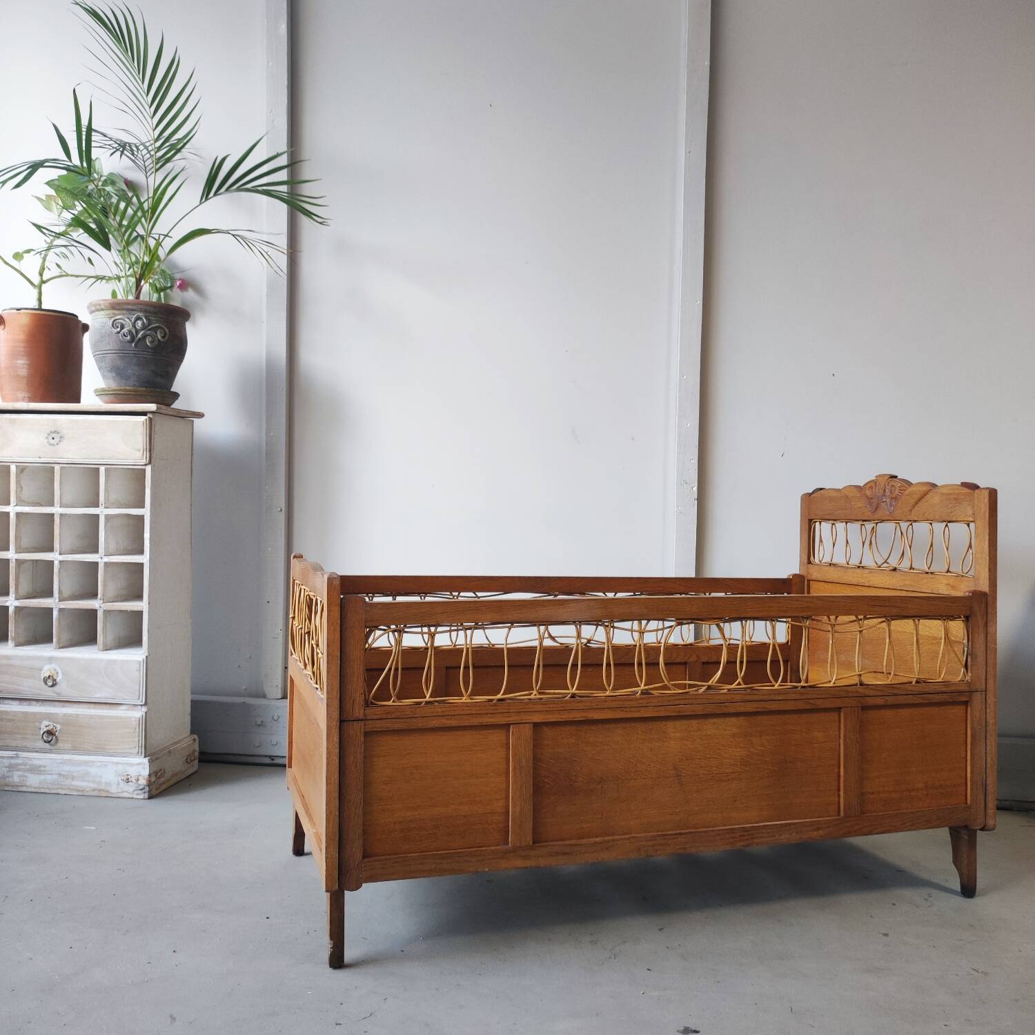 Lit bébé vintage bois verni et osier tressé