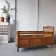 Lit bébé vintage bois verni et osier tressé