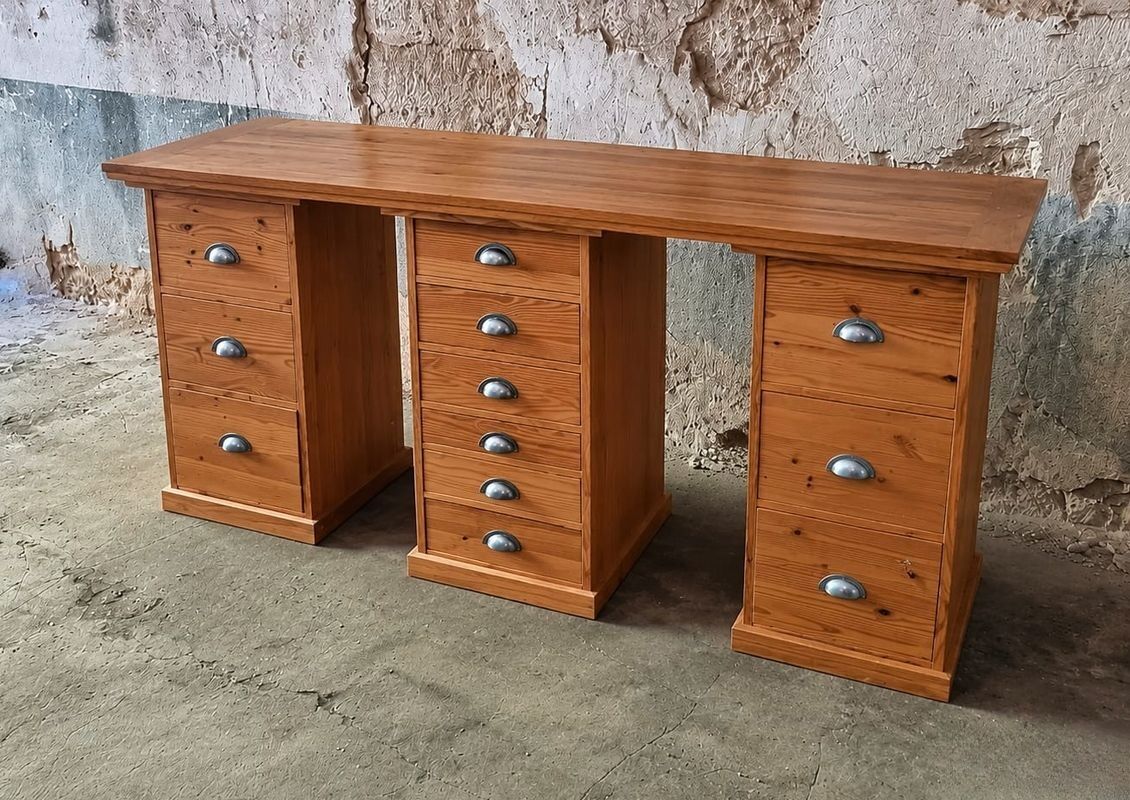 Solid wood desk in workshop/industrial style – very good condition