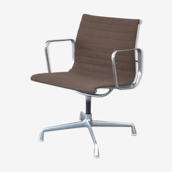 Beau fauteuil "EA107" de Charles Eames pour Herman Miller