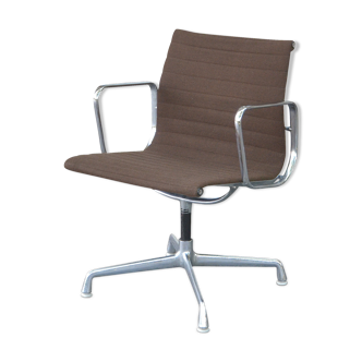 Beau fauteuil "EA107" de Charles Eames pour Herman Miller