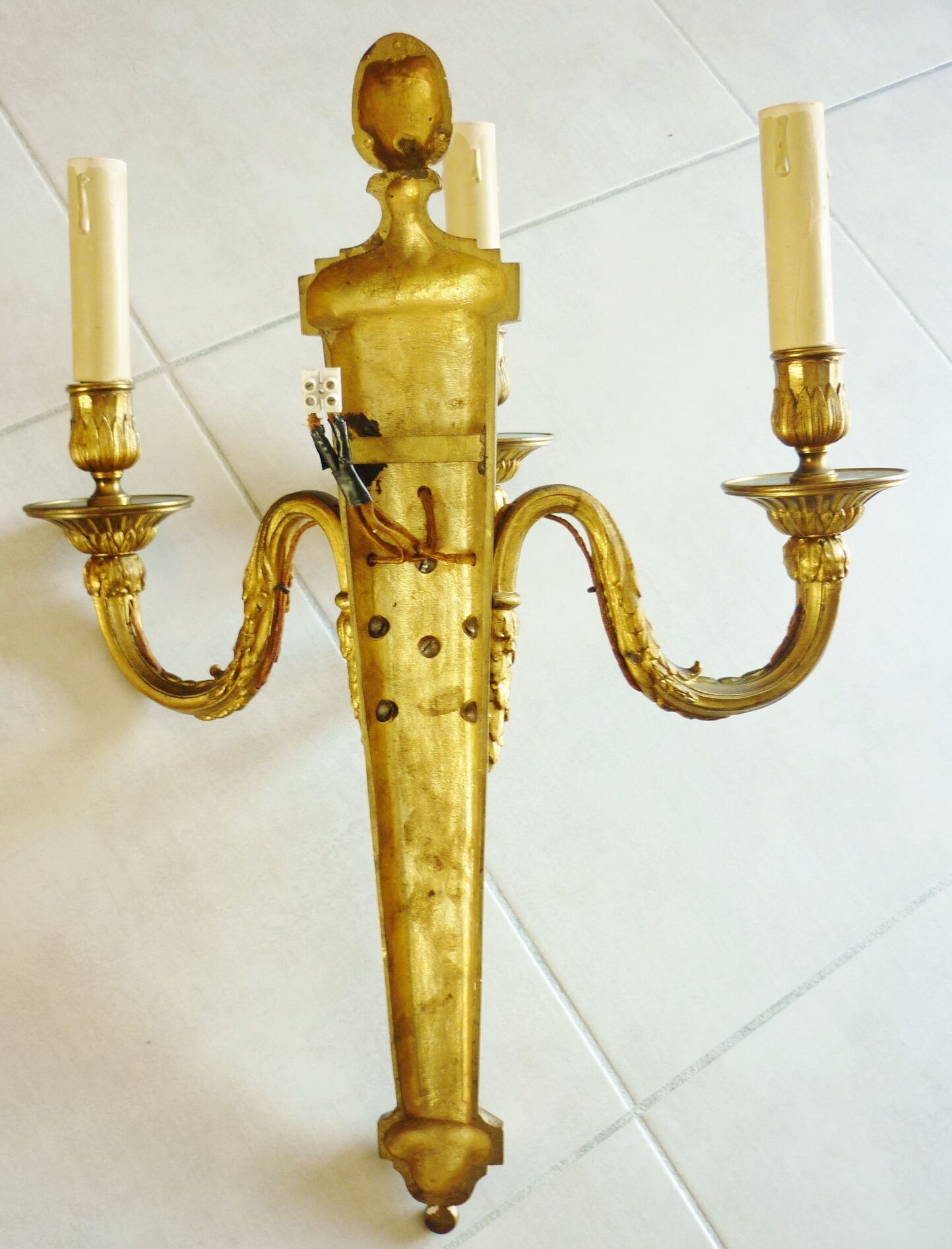 Huge wall lamp in gilded bronze Louis XVI style, three branches, late nineteenth