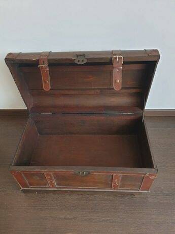 Wooden trunk with leather and metal, ultra chic and elegant in a living room or bedroom.