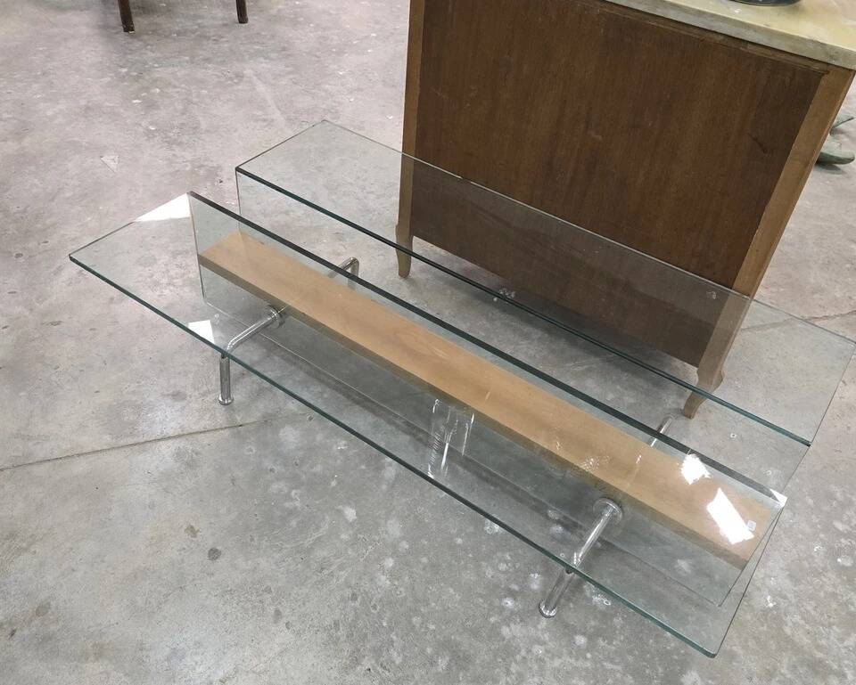 1970s design coffee table, combining transparency and visual lightness.