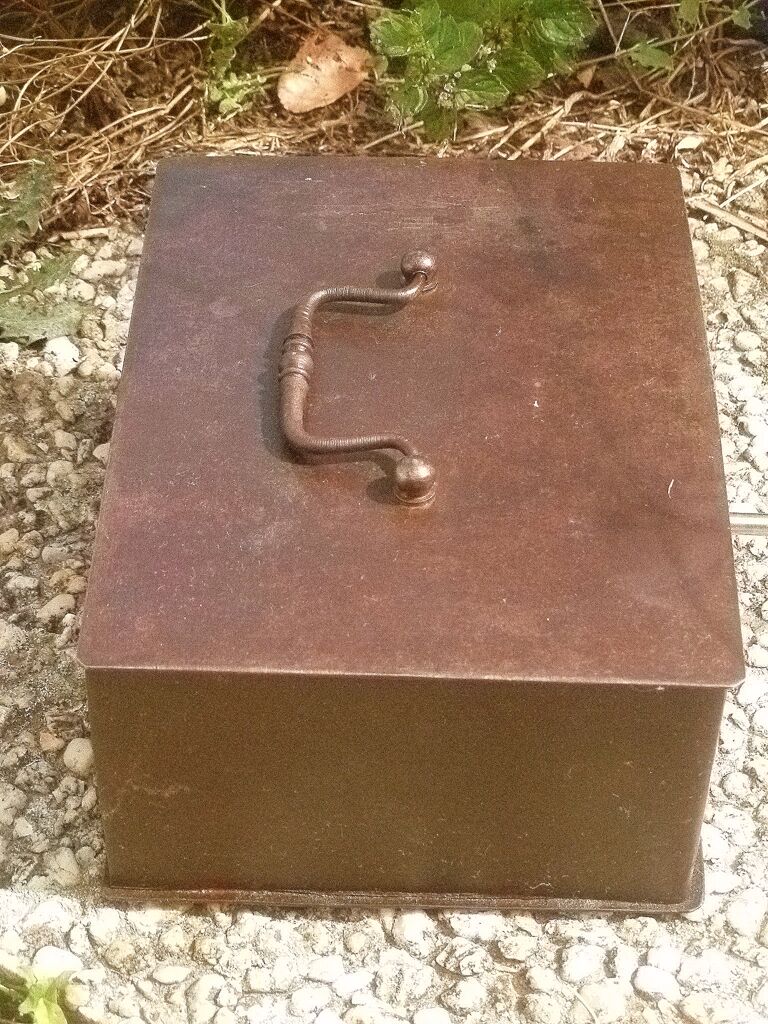 Cash register, metal safe with key