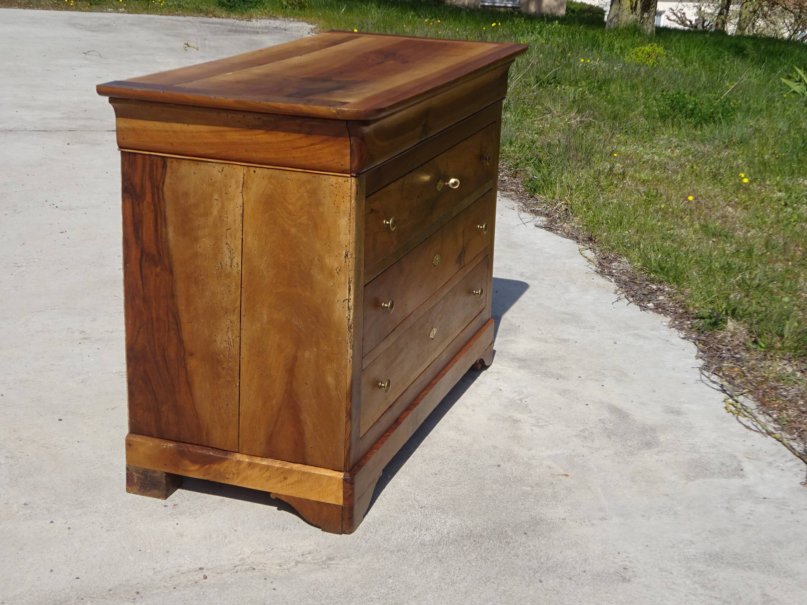 Antique Louis Philippe chest of drawers made entirely of walnut.
