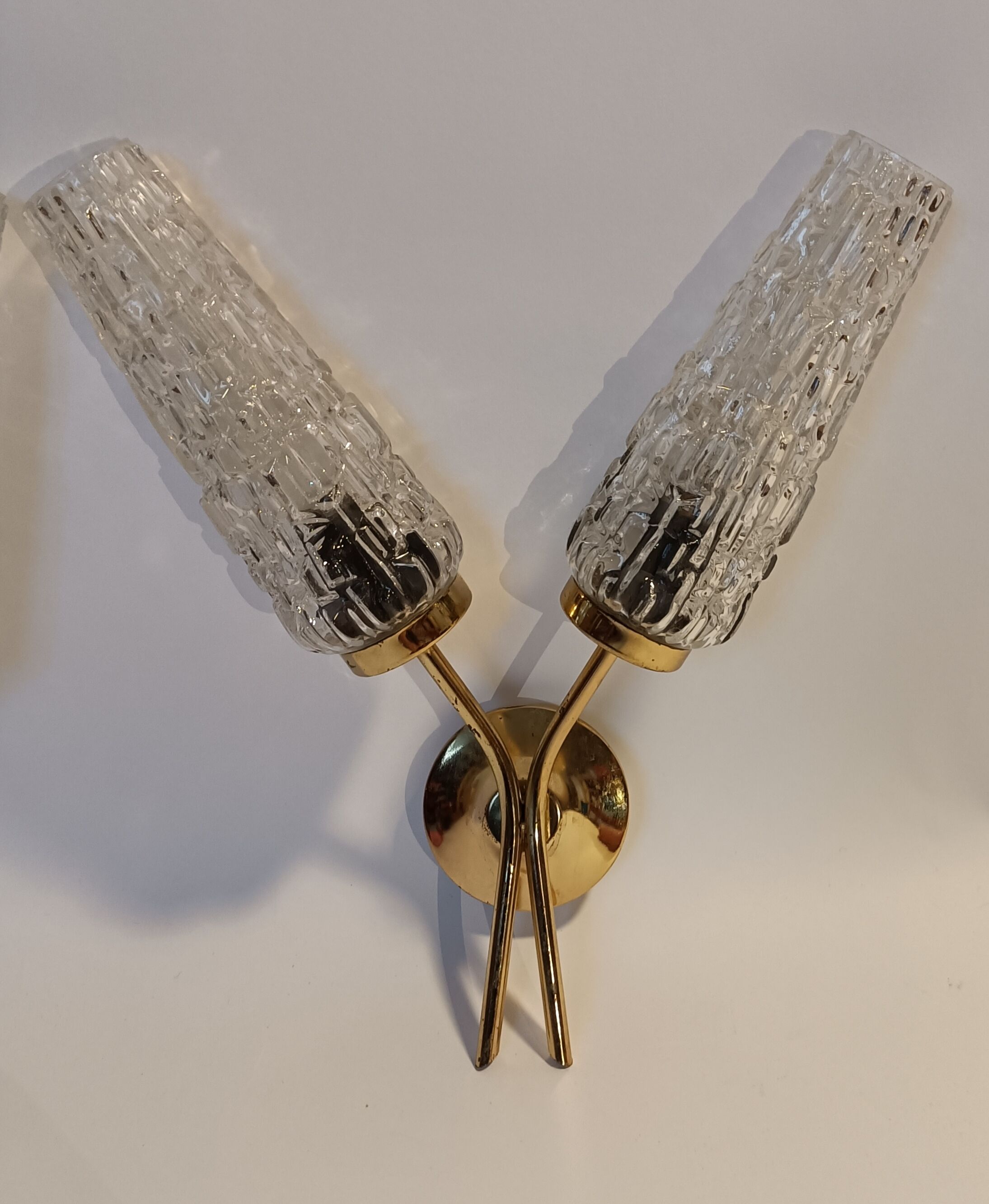 Pair of 1960 wall lamps in gilded brass and cut glass
