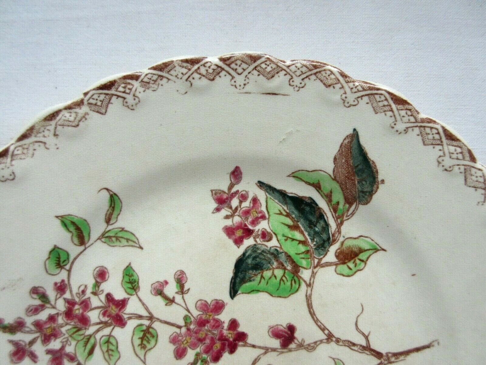 Assiette polychrome à dessert signée onnaing, oiseaux, papillons et fleurs