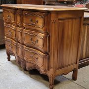Commode arbalète style louis XV estampillée En merisier massif