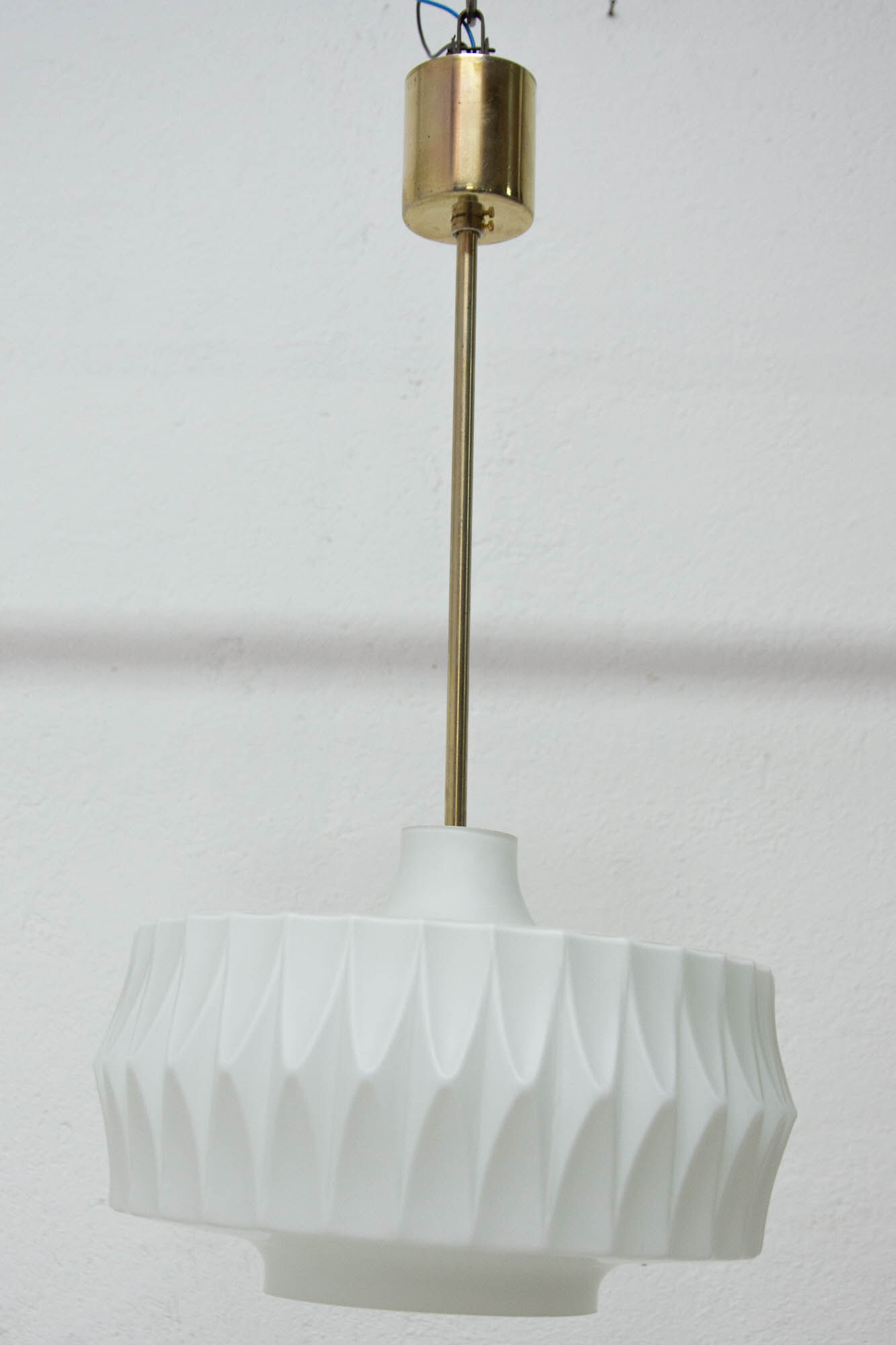 Lustre pendentif en verre opaline vintage, Tchécoslovaquie, 1970