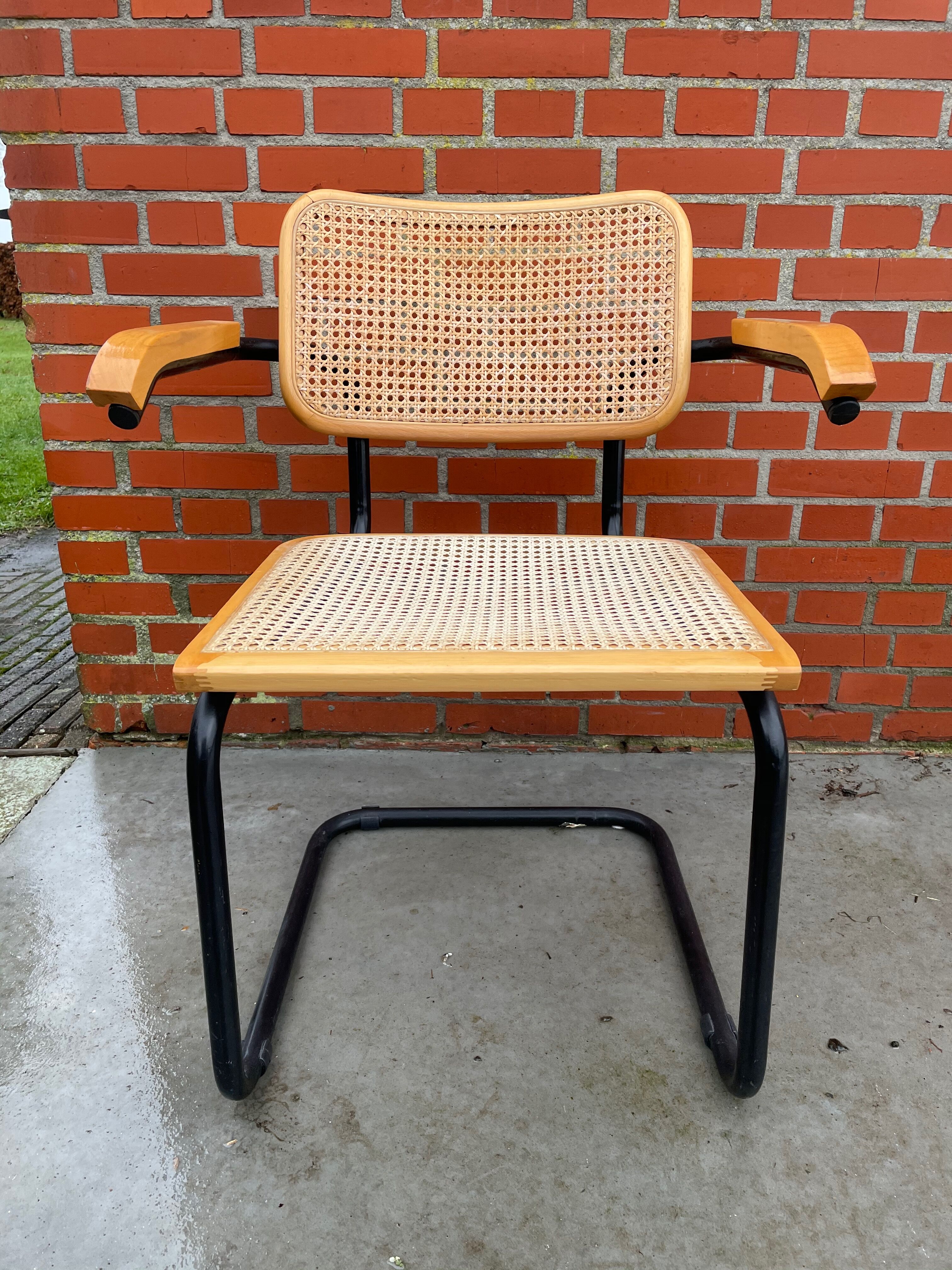 Chaise modèle Cesca conçue par Marcel Breuer avec accoudoirs à structure noire