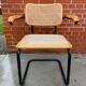 Chaise modèle Cesca conçue par Marcel Breuer avec accoudoirs à structure noire