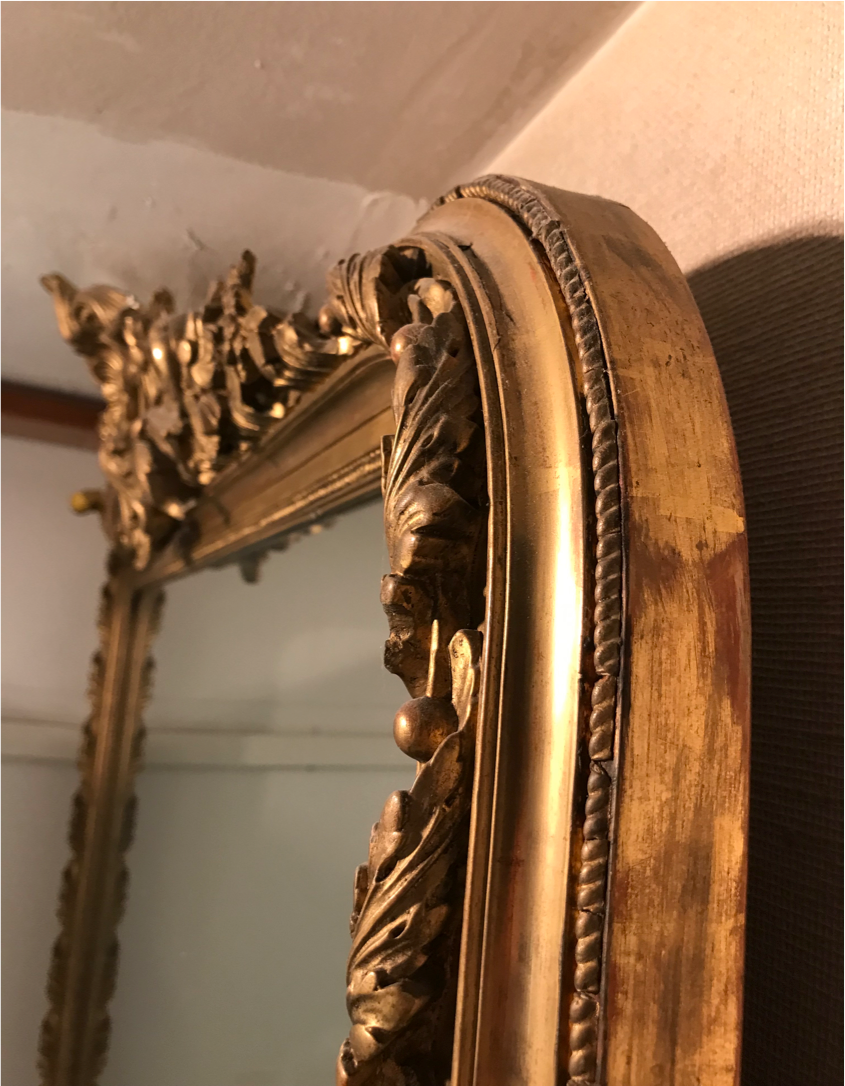 Large antique mirror with flagship shell in wood and gilded stucco
