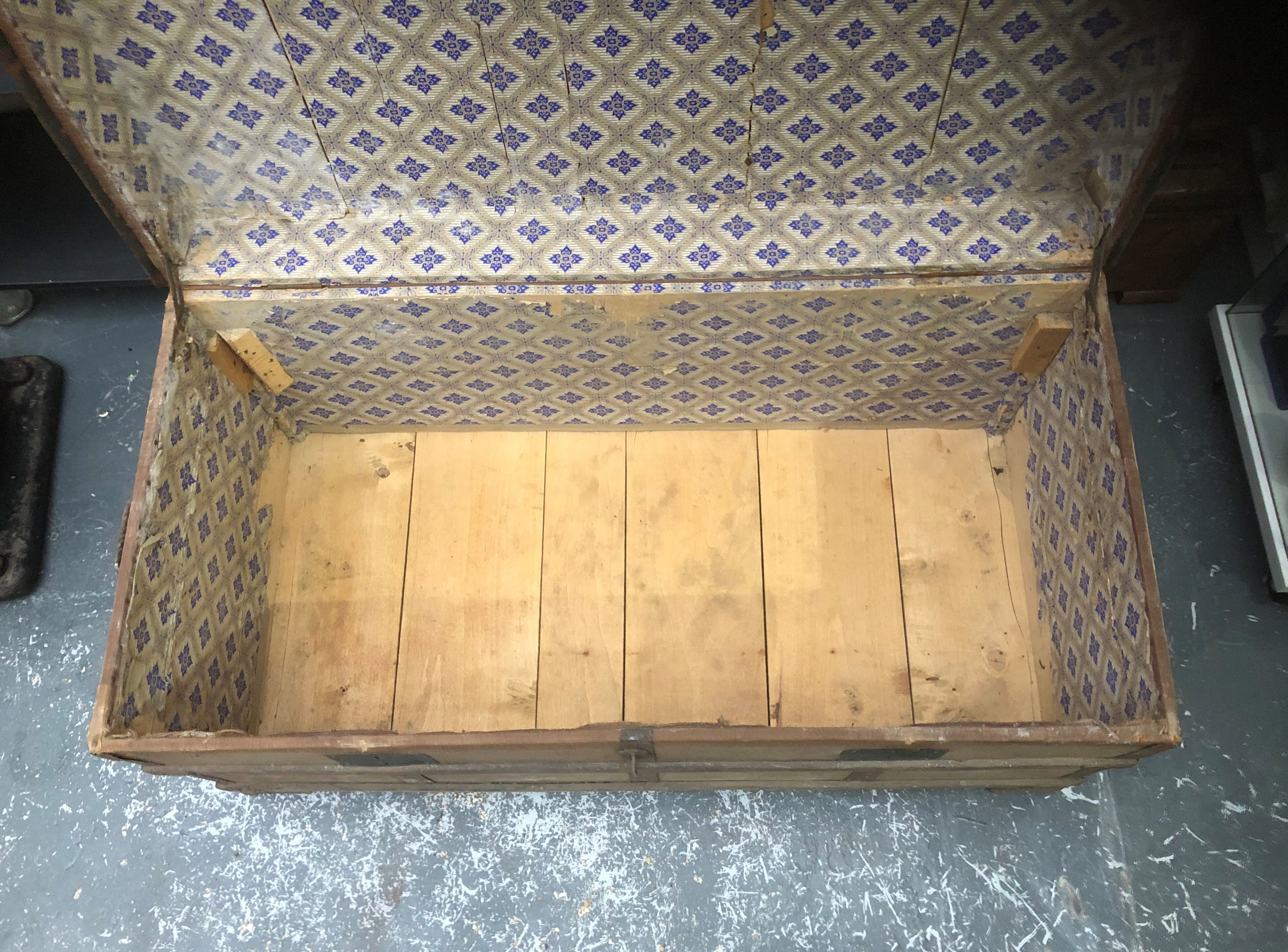 Travel trunk in wood, metal and canvas chest