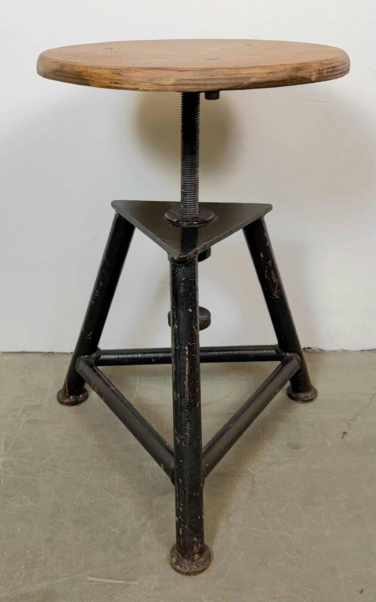 Tabouret pivotant industriel noir, années 1960