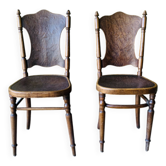 Paire de 2 chaises avec motifs en relief